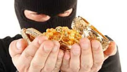 ప్రియురాలి కోసం అమ్మ నగలకే కన్నం: కొడుకుపై పోలీసులకు తల్లి ఫిర్యాదు