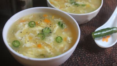 ഹെൽത്തിയും ടേസ്റ്റിയും; സ്വീറ്റ് കോൺ എഗ്ഗ് സൂപ്പ് തയ്യാറാക്കാം