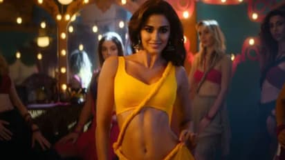 హాట్ షో.. నడుము ఒంపులతో కవ్విస్తూ!