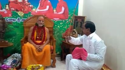సీఎం కేసీఆర్ కు స్వరూపానందేంద్ర స్వామి ఆహ్వానం: విజయవాడ రావాలని పిలుపు