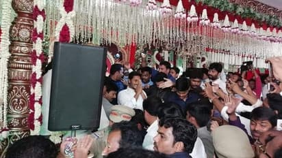 విశాఖలో వైఎస్ జగన్: సీఎం నినాదాలతో మార్మోగిన కళ్యాణ మండపం