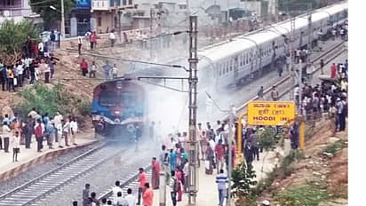 ಬೆಂಗಳೂರಿನಿಂದ ತೆರಳುತ್ತಿದ್ದ ರೈಲಿನ ಎಂಜಿನ್ನಲ್ಲಿ ದಟ್ಟಹೊಗೆ