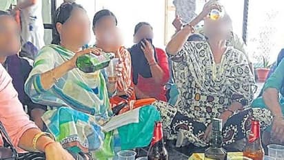 చుక్కేసిన మహిళలు.. దెబ్బకి దిగివచ్చిన అధికారులు