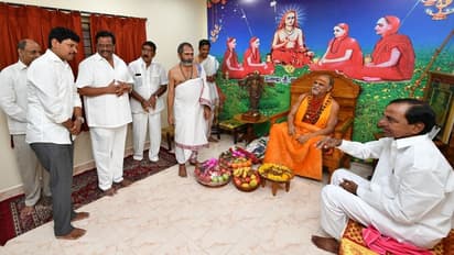 స్వరూపానందతో కేసీఆర్ భేటీ: ఏపీ రాజకీయాలపై చర్చ