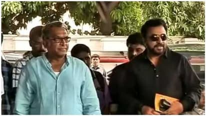 நடிகர் சங்க ஆவணங்கள் தேர்தல் அதிகாரியிடம் ஒப்படைப்பு...விஷால் போட்டியில்லை?...