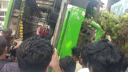 കോട്ടയത്ത് സ്വകാര്യ ബസ് മറിഞ്ഞ് 12 പേർക്ക് പരിക്ക്