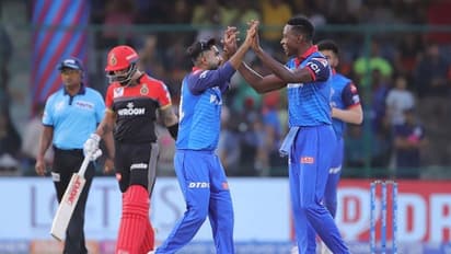 కోహ్లీ సేనకు షాక్: ఢిల్లీ చేతులో రాయల్ చాలెంజర్స్ బెంగళూర్ ఓటమి