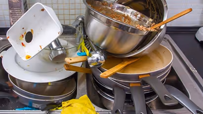 పెళ్లిలో భోంచేశాడని, అంట్లు తోమించారు.. ఎంబీఏ విద్యార్థికి చేదు అనుభవం.. వీడియో వైరల్ అవ్వడంతో...