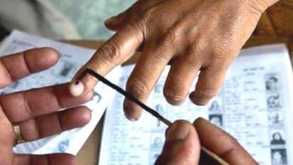 वसुंधरा से लेकर प्रियंका चोपड़ा ने डाला वोट, तस्वीरों में देखिए किन नेताओं और फिल्मी हस्तियों ने किया मताधिकार का प्रयोग