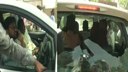 आसनसोल में टीएमसी कार्यकर्ताओं ने बाबुल सुप्रियो की कार पर किया हमला