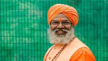 ভোট না দিলেই অভিশাপ! সুখ শান্তি কেড়ে নেওয়ার হুমকি দিলেন সাক্ষী মহারাজ