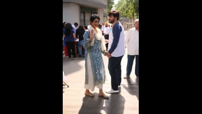 लोकसभा चुनाव 2019: कुछ इस अंदाज में सोनाली बेंद्रे पहुंची VOTE देने