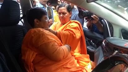 ಉಮಾ ಭಾರತಿ ಕಂಡೊಡನೆ ಕಣ್ಣೀರಾದ ಸಾಧ್ವಿ: ವಿಡಿಯೋ!