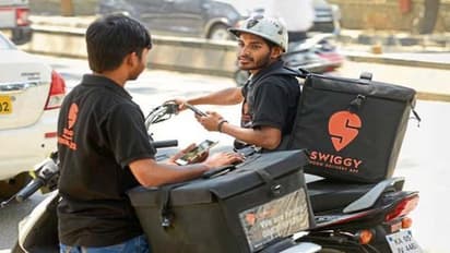 పుడ్ డెలివరీ బాయ్ పై కుక్క దాడి.. స్విగ్గీ సంచలన నిర్ణయం..