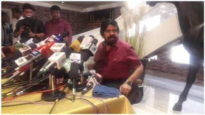 தமிழர்களை தாங்கி பிடிக்க பதாகையை தாங்குகிறேன்.! தமிழர்களை தமிழகம் மீட்க.. குரலற்றவர்களின் குரலாக டி.ராஜேந்தர்