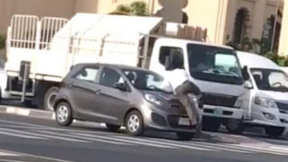 പാര്ക്കിങ് ജീവനക്കാരനെ ബോണറ്റിലിരുത്തി യുവതി കാറോടിച്ചു; വീഡിയോ വൈറലായതോടെ നടപടിയുമായി ദുബായ് പൊലീസ്