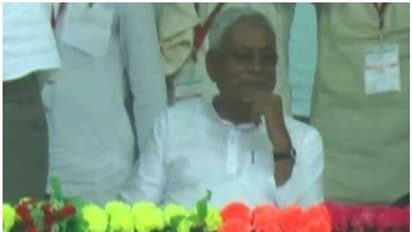 മോദി വന്ദേമാതരം ചൊല്ലി, ഇരുന്നിടത്ത് നിന്നനങ്ങാതെ നിതീഷ് കുമാര്; വിവാദം കത്തുന്നു