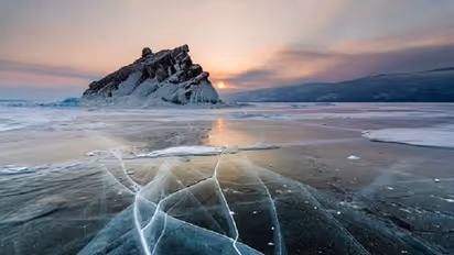 ഒരു ഭാഗത്ത് വരള്ച്ച, മറുഭാഗത്ത് പ്രളയം; ആര്ട്ടിക്കിലെ മഞ്ഞുരുക്കം ഭൂമിയെ ബാധിക്കുന്നത് ഇങ്ങനെ