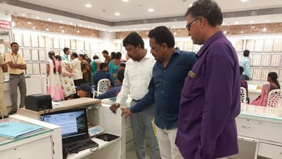 ఏపీలో లలిత జ్యూవెలరీలో సోదాలు