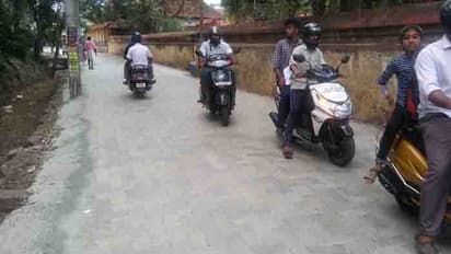 മഴ; ടൈല് വിരിച്ച റോഡില് ഇരുചക്രവാഹനങ്ങള് തെന്നി വീഴുന്നു