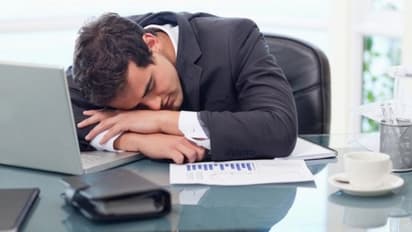 ജോലി സമയത്ത് ഉറക്കം വരുന്നതിന് ഒരു കാരണമുണ്ട്..!