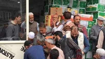 കാശ്മീരി പണ്ഡിറ്റ് 28 വർഷത്തിന് ശേഷം ശ്രീനഗറിലെത്തി; ലഭിച്ചത് വൻ വരവേൽപ്പ്