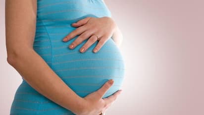 20 కి.మీ నడిచిన గర్భిణీ: రక్త స్రావంతో తల్లీ బిడ్డ మృతి