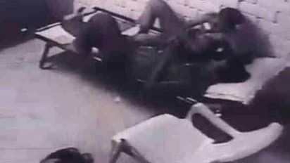 சீருடையில் பெண் காவலர் காதலனுடன் தனிமையில் குஜால்...! வைரலாகும் வீடியோவால் பரபரப்பு..!