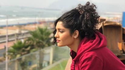 பட வாய்ப்பை பிடிக்க கவர்ச்சியை கையில் எடுத்த ரித்திகா சிங்!