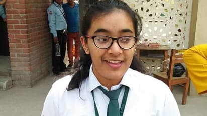 बिना ट्यूशन के टॉपर बनी हंसिका, बनना चाहती हैं आईएफएस