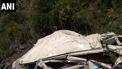 లోయలోకి దూసుకెళ్లిన బస్సు: ఐదుగురు దుర్మరణం