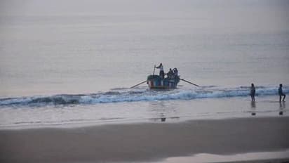 ছড়াচ্ছে ফণীর আতঙ্ক, স্কুল ছুটি ঘোষণা করলেন মমতা