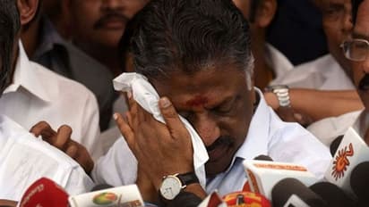 அதிமுகவில் 11 எம்.எல்.ஏ.க்களுக்கு ஆபத்து... பதவி பறிபோகும் பயத்தில் புலம்பும் ஓபிஎஸ்...?