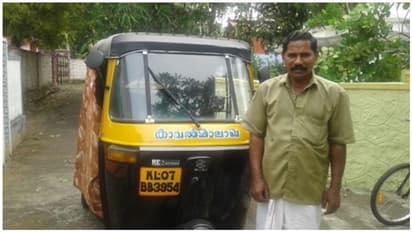 மகன் சூப்பர் டூப்பர் ஹிட் பட ஹீரோ....அப்பா இன்னும் ஆட்டோ டிரைவர்...