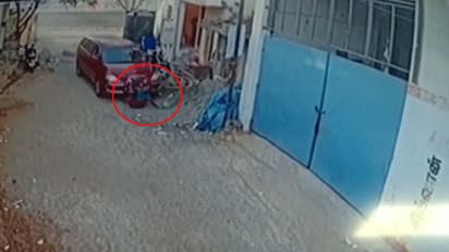 குடிபோதையில் தாறுமாறாக கார் ஓட்டி 2 பேர் உயிரிழப்பு... பதறவைக்கும் வீடியோ காட்சிகள்..!