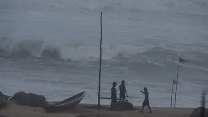 ಉಳ್ಳಾ​ಲ​ದಲ್ಲಿ ಕಡಲು ಬಿರು​ಸು: ಅಪಾ​ಯದಂಚಿನಲ್ಲಿ ಮನೆಗಳು