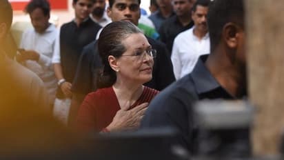 अचानक स्वराज भवन पहुंची सोनिया गांधी, क्या है प्रयागराज की यात्रा का रहस्य