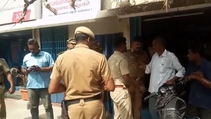 பட்டப்பகலில் அதிமுக பிரமுகர் ஓட ஓட விரட்டி படுகொலை..!