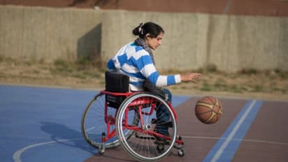 ജീവിതം വീല്ച്ചെയറിലായെങ്കിലും തോല്ക്കാനൊരുക്കമല്ല; ജമ്മു കാശ്മീരിലെ വീല്ചെയറിലുള്ള ആദ്യ ബാസ്കറ്റ്ബോള് പ്ലെയര് ഇവളാണ്