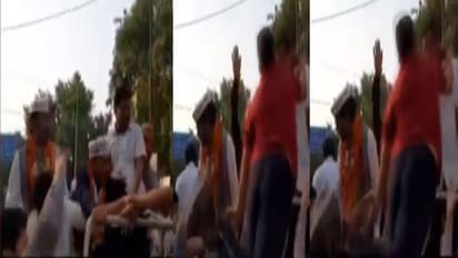 ఎన్నికల ప్రచారంలో కేజ్రీవాల్ కు అవమానం: చెంపచెల్లుమనిపించిన యువకుడు