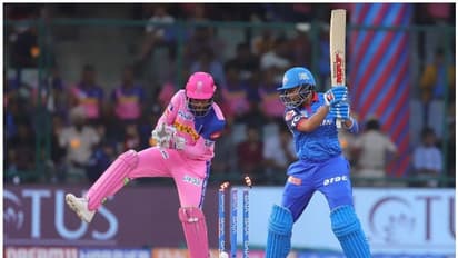 പവര് പ്ലേയില് പവറില്ല; നാണക്കേടിന്റെ നേട്ടത്തില് പൃഥ്വി ഷാ