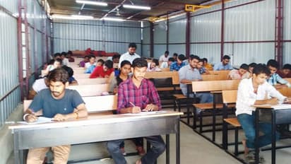 ತಗಡಿನ ಶೆಡ್ ನಲ್ಲಿಯೇ  ಬಿ ಟೆಕ್ ವಿದ್ಯಾರ್ಥಿಗಳಿಗೆ ಪಾಠ