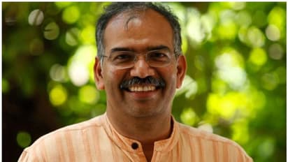 'അഴിമതിക്കാരനല്ലാത്ത ഒരുത്തനുമില്ലേടോ'; പാലാരിവട്ടം മേല്പ്പാലം തകര്ച്ച, വിമര്ശിച്ച് മുരളി തുമ്മാരുക്കുടി