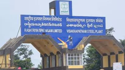 స్టీల్ ప్లాంట్ ఉద్యోగి చేతివాటం: రాగి తీగను నడుముకు చుట్టుకుని స్మగ్లింగ్