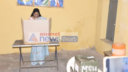 స్థానిక ఎన్నికలు: పోతంగల్ లో ఓటేసిన కవిత (ఫోటోలు)