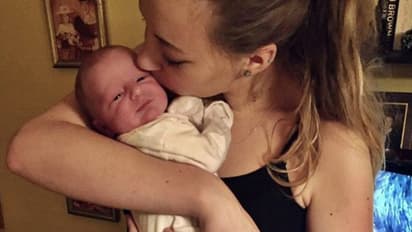 വേദന കൂടിയപ്പോൾ ബാത്ത് റൂമിലേക്ക് പോയി, ഒരു പെൺകുഞ്ഞിന് ജന്മം നൽകി