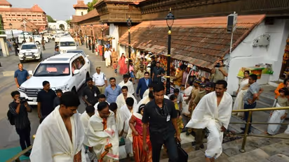 కుటుంబ సభ్యులతో అనంత పద్మనాభస్వామిని దర్శించుకున్నకేసీఆర్ (ఫోటోలు)