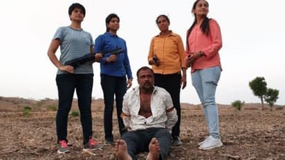 കാടുകയറി കൊള്ളക്കാരനെ പിടികൂടിയതിന് പിന്നില് ഭീകരവിരുദ്ധ സ്ക്വാഡിലെ നാല് വനിതകള്...