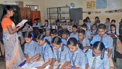 ಉದುರುವ ಚಾವಣಿ: ಈ ಶಾಲೆಯಲ್ಲಿ ಮಕ್ಕಳ ಜೀವಕ್ಕಿದೆ ಭಯ!