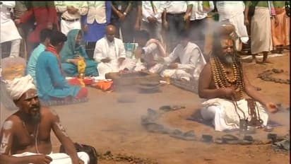 దిగ్విజయ్ విక్టరీకి హఠయోగం: ఎవరీ కంప్యూటర్ బాబా?